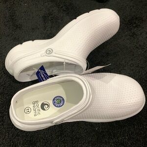 NWT Pacific Dreams White clog Size 11, fit more like a 10 1/2
